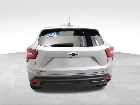 Used 2024 Chevrolet Trax RS w/ Sunroof Package FWD image 8