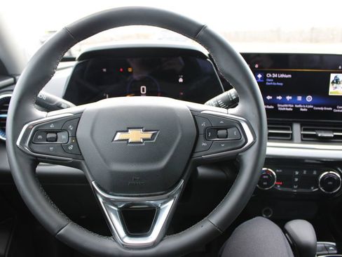 Used 2025 Chevrolet Trax LT w/ LT Convenience Package image 33