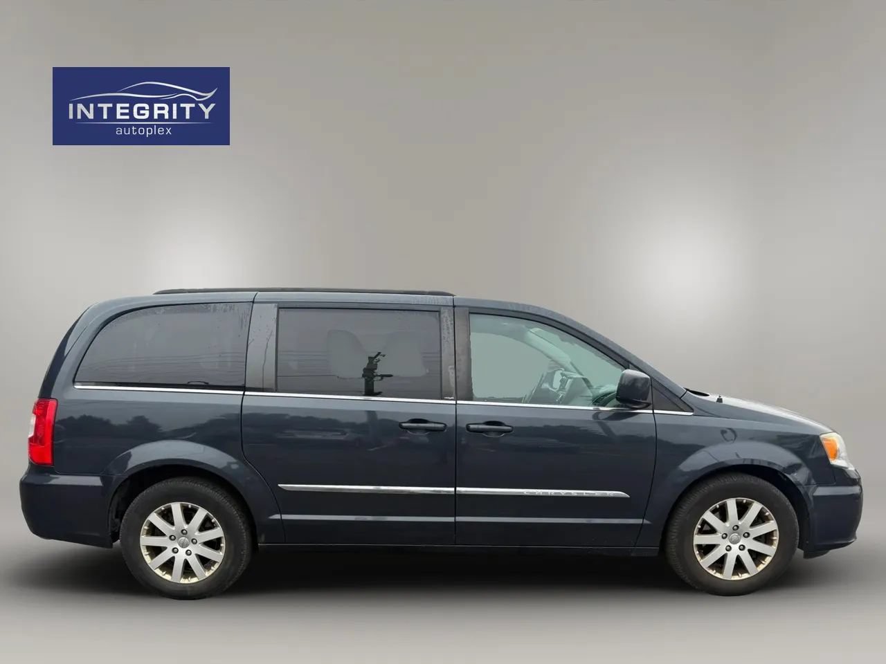 Used 2014 Chrysler Town & Country Touring FWD image 6