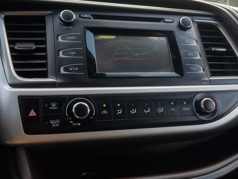 Used 2019 Toyota Highlander LE FWD image 25