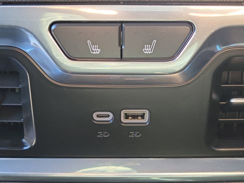 Used 2024 Chevrolet Silverado 2500 High Country w/ High Country Premium Package AWD/4WD image 17