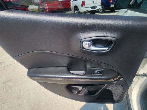 Used 2018 Jeep Compass Latitude w/ Popular Equipment Group AWD/4WD image 21