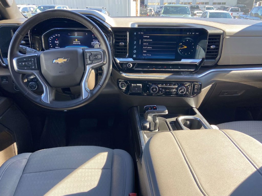 Used 2024 Chevrolet Silverado 1500 LT w/ Z71 Off-Road Package AWD/4WD image 11