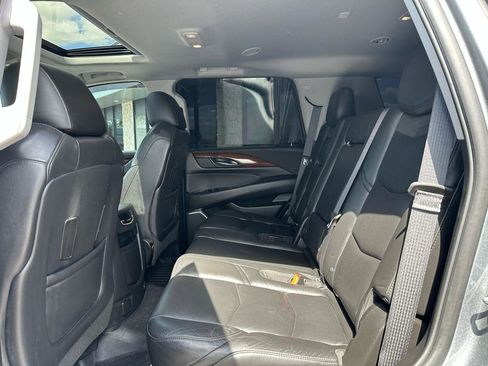 Used 2019 Cadillac Escalade Luxury AWD/4WD image 14