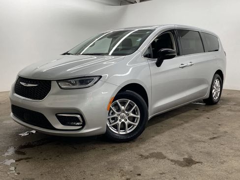 Used 2024 Chrysler Pacifica Touring-L FWD image 1