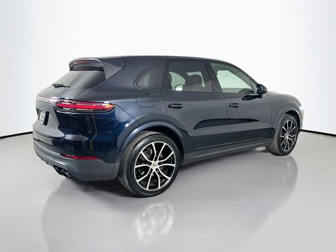 Certified 2023 Porsche Cayenne Platinum Edition image 7