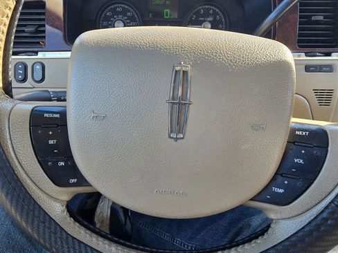 Used 2006 Lincoln Town Car Signature image 12