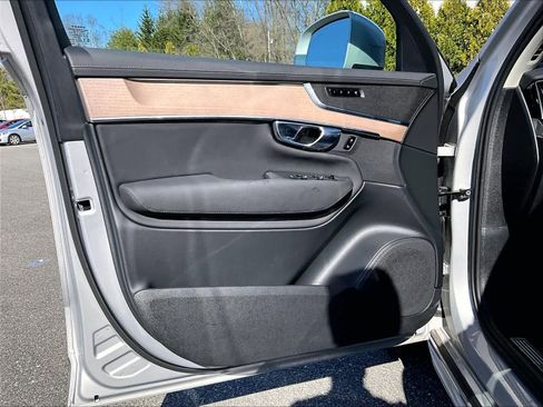Used 2025 Volvo XC90 B6 Plus image 9