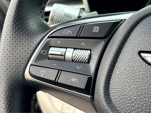 Used 2025 Genesis G70 2.5T image 14