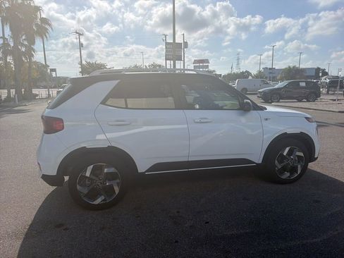 Used 2025 Hyundai Venue Limited FWD image 7