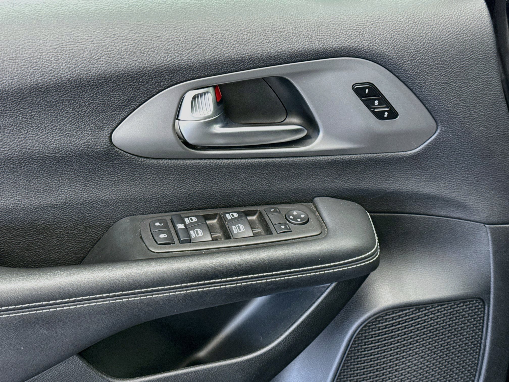 Used 2025 Chrysler Pacifica Select FWD image 15