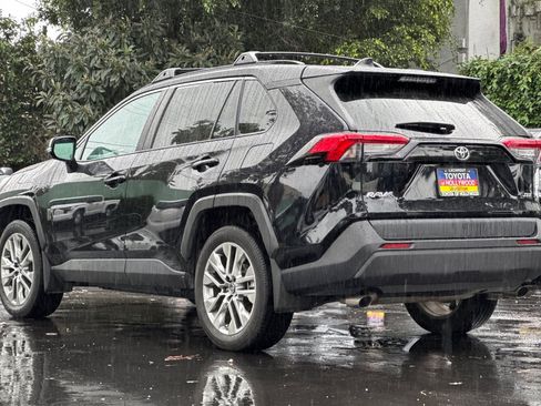 Used 2019 Toyota RAV4 XLE Premium image 6