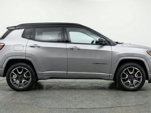 Used 2025 Jeep Compass Trailhawk AWD/4WD image 11