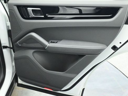 Used 2023 Porsche Cayenne Coupe image 17