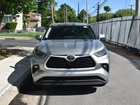 Used 2025 Toyota Highlander LE FWD image 2