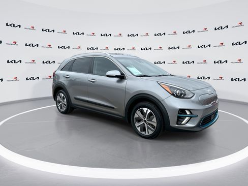 Used 2022 Kia Niro EX Premium w/ Cold Weather Package image 2