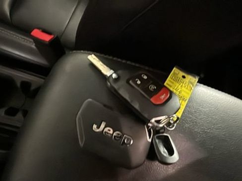 Used 2023 Jeep Wrangler Unlimited Sahara w/ Cold Weather Group AWD/4WD image 19