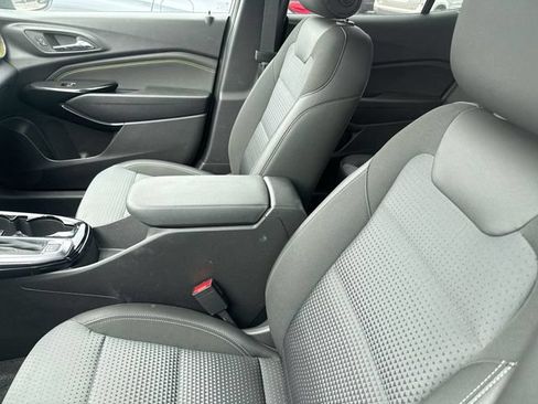 Used 2025 Chevrolet Trax LT w/ Sunroof Package FWD image 9