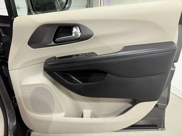 Used 2022 Chrysler Pacifica Touring-L FWD image 29