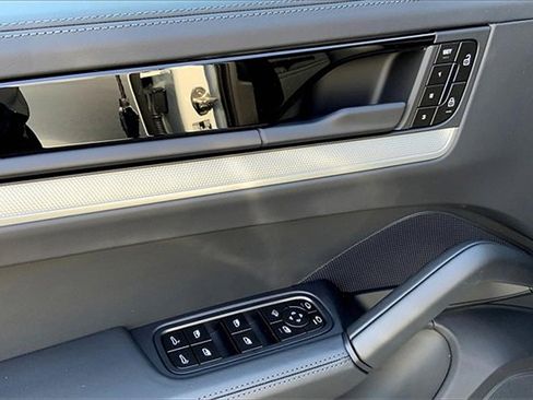 New 2025 Porsche Cayenne Coupe image 28