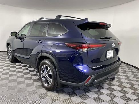 Used 2024 Toyota Highlander XLE AWD/4WD image 6