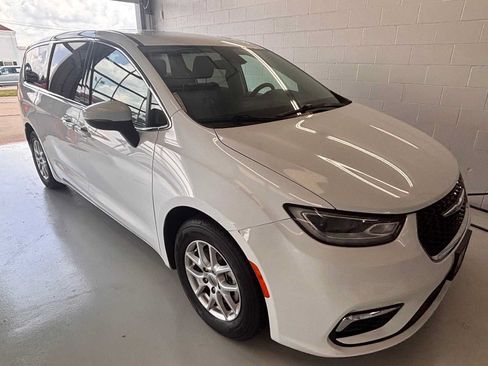 Used 2023 Chrysler Pacifica Touring-L FWD image 1