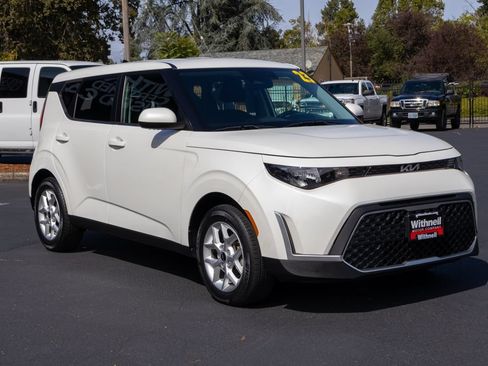 Used 2023 Kia Soul LX w/ LX Technology Package FWD image 5