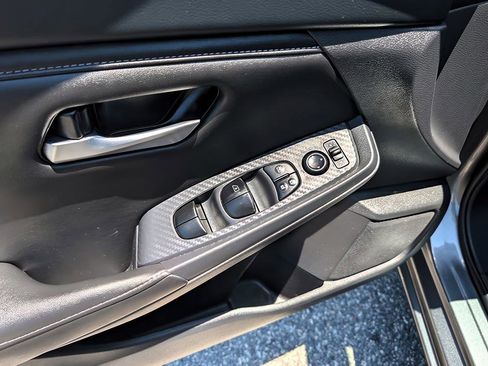 Used 2025 Nissan Sentra SV FWD image 17