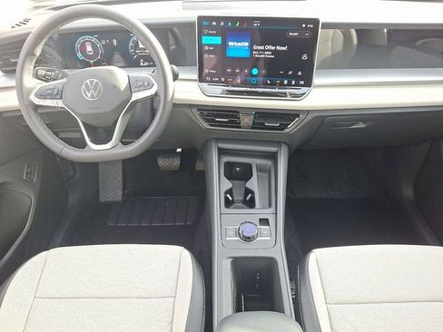 Certified 2025 Volkswagen Tiguan SE w/ Panoramic Sunroof Package image 15