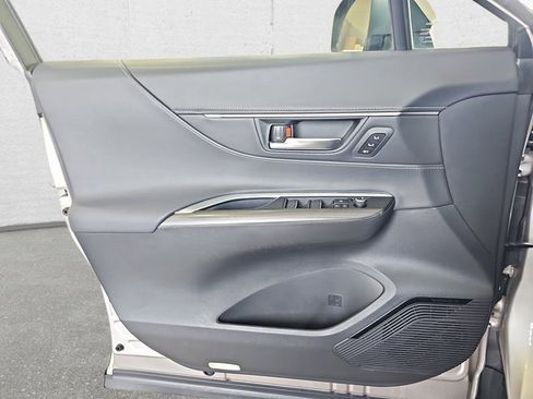 Used 2021 Toyota Venza image 27