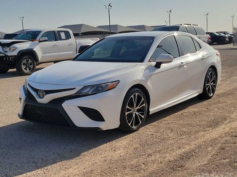 Used 2018 Toyota Camry SE w/ Convenience Package FWD image 4