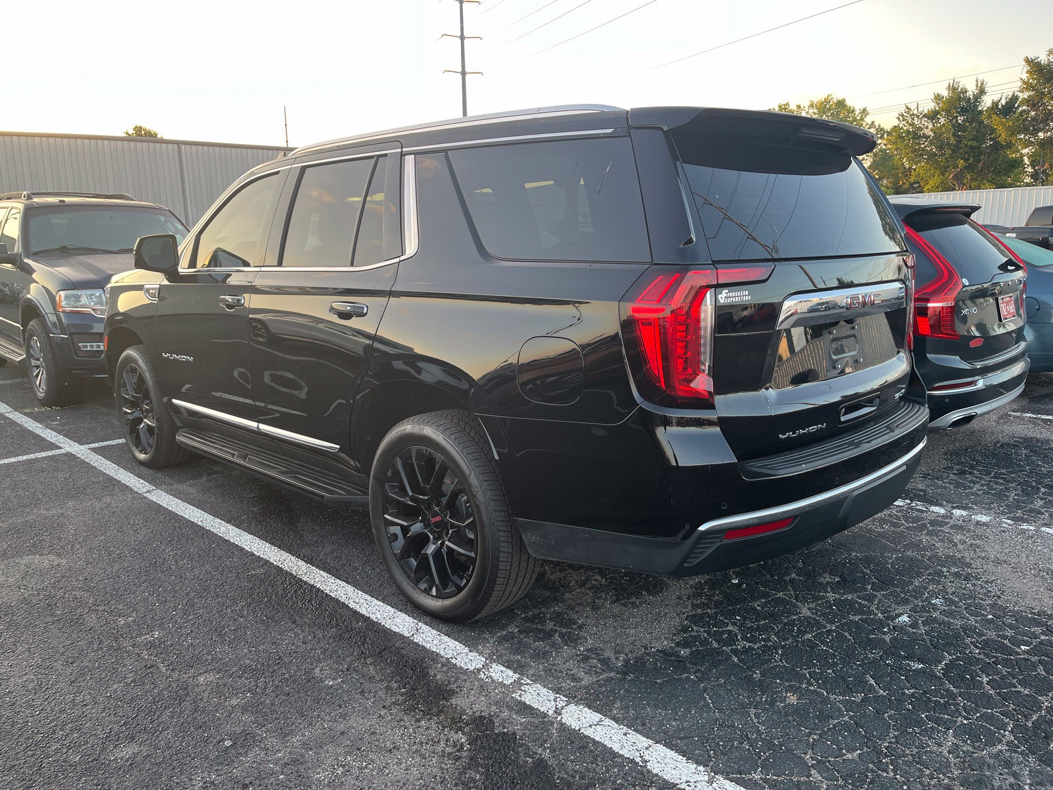 Used 2023 GMC Yukon SLT w/ SLT Premium Package AWD/4WD image 2