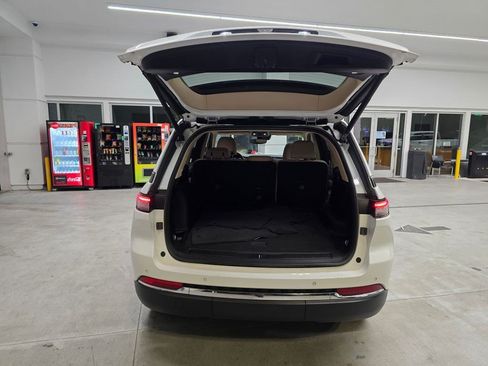 Certified 2022 Jeep Grand Cherokee Limited AWD/4WD image 37
