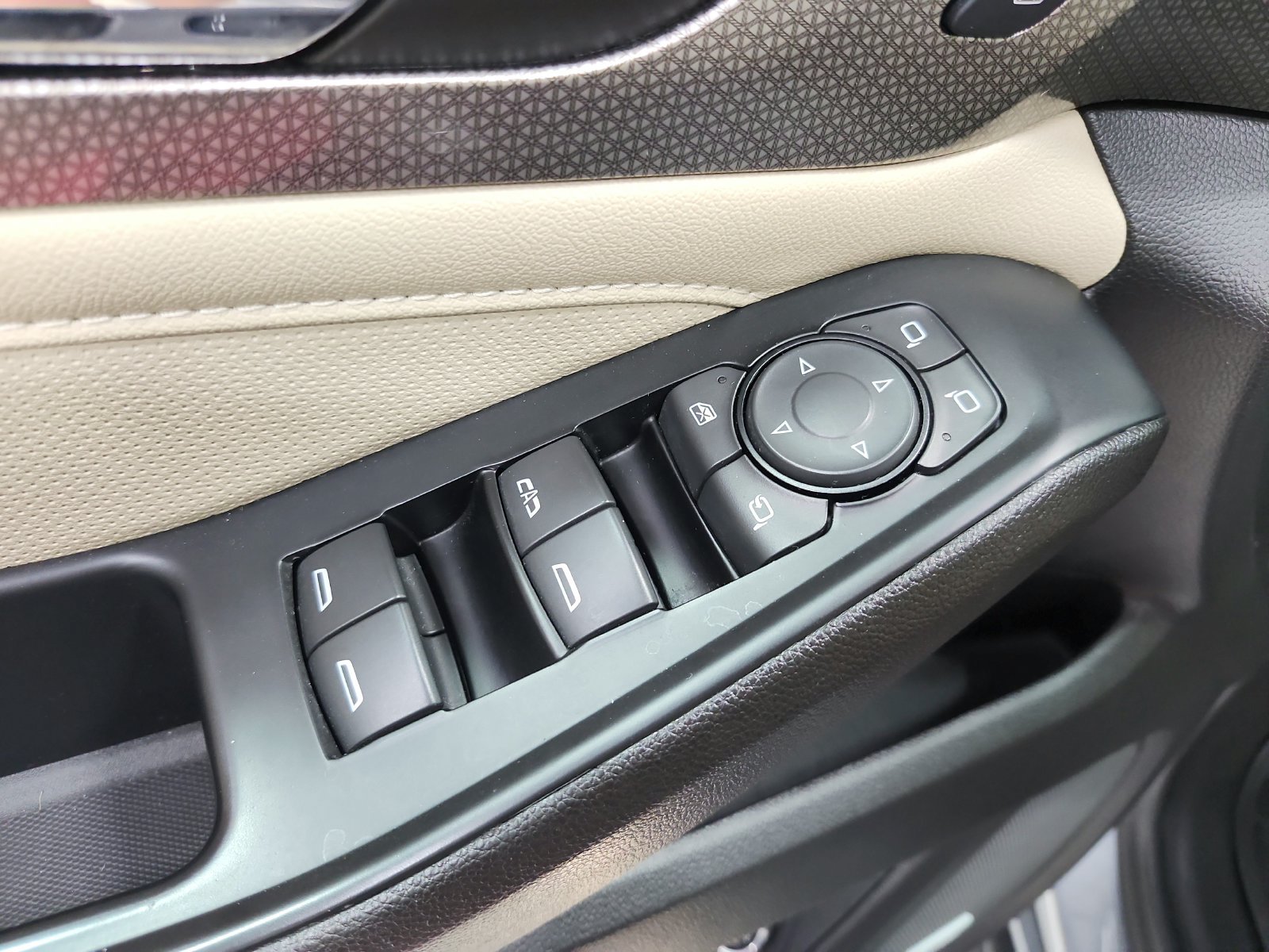 Used 2023 Chevrolet Traverse Premier FWD image 36