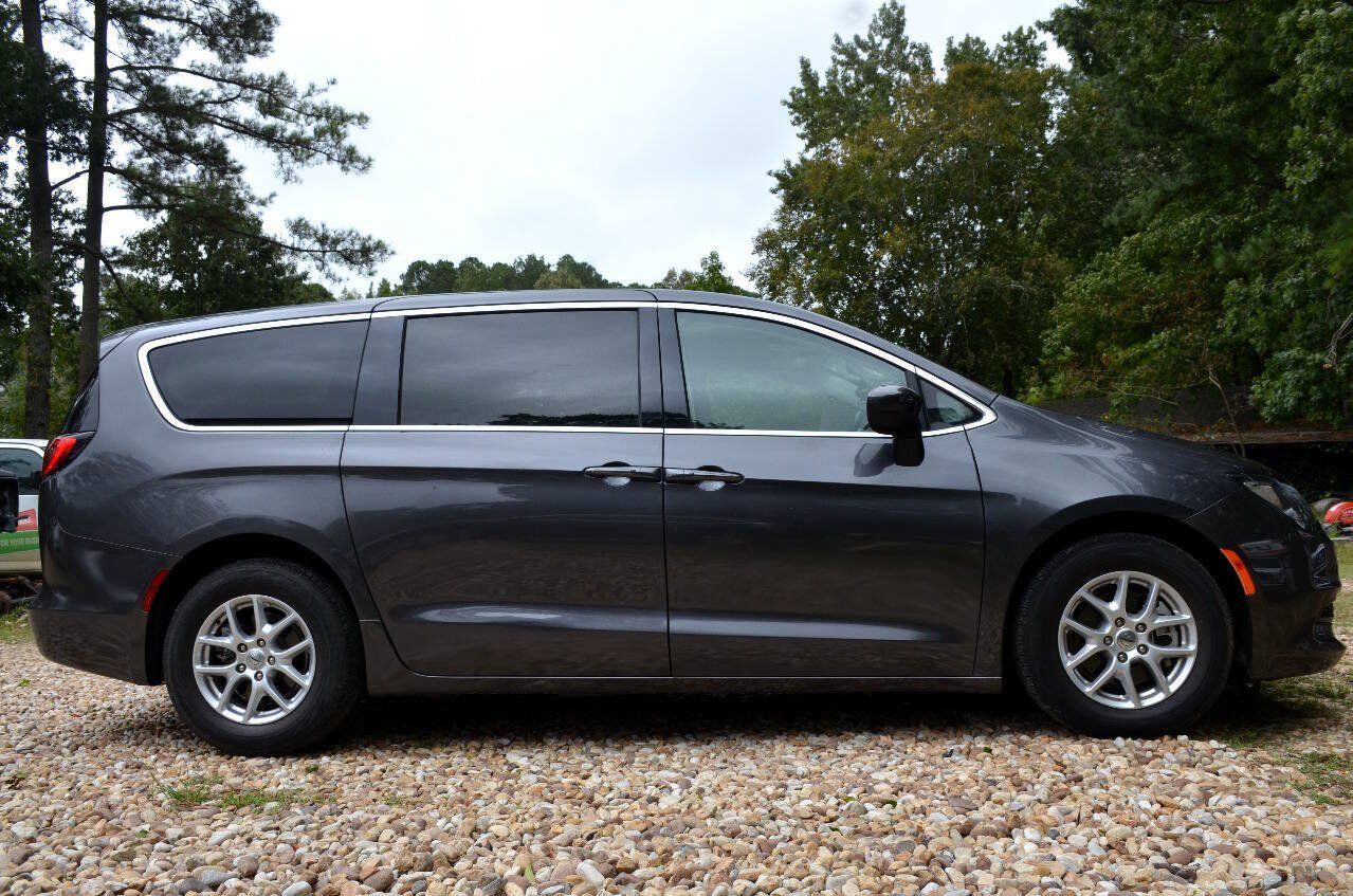 Used 2022 Chrysler Voyager LX FWD image 4