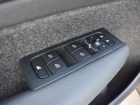 Used 2025 Volvo XC40 B5 Plus image 13