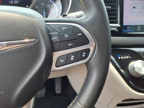 Used 2022 Chrysler Pacifica Touring-L FWD image 19