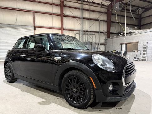 Used 2019 MINI Cooper 2-Door Hardtop w/ Signature Upholstery Package image 1