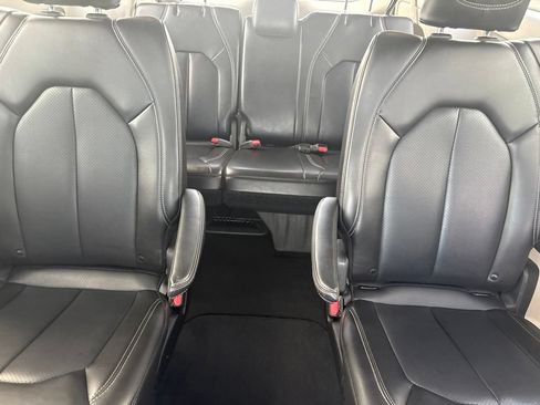 Certified 2023 Chrysler Pacifica Touring-L FWD image 29