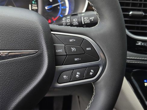 Used 2022 Chrysler Pacifica Limited w/ Uconnect Theater Family Group image 25