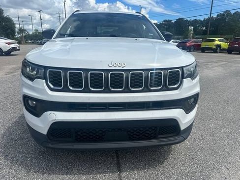 Used 2024 Jeep Compass Latitude AWD/4WD image 2
