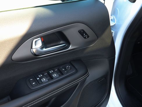 New 2027 Chrysler Pacifica Limited AWD/4WD image 8