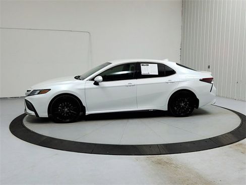 Used 2023 Toyota Camry XSE image 4