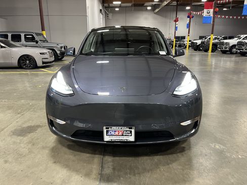 Used 2022 Tesla Model Y Long Range image 8