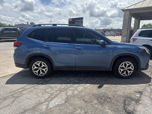 Used 2024 Subaru Forester Premium AWD/4WD image 2