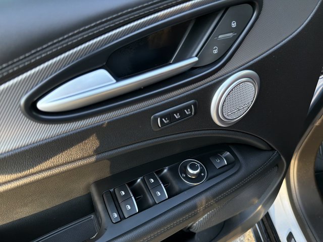Used 2025 Alfa Romeo Stelvio Sprint AWD/4WD image 16