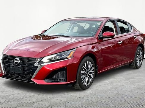 Used 2023 Nissan Altima 2.5 SV w/ SV Premium Package image 3