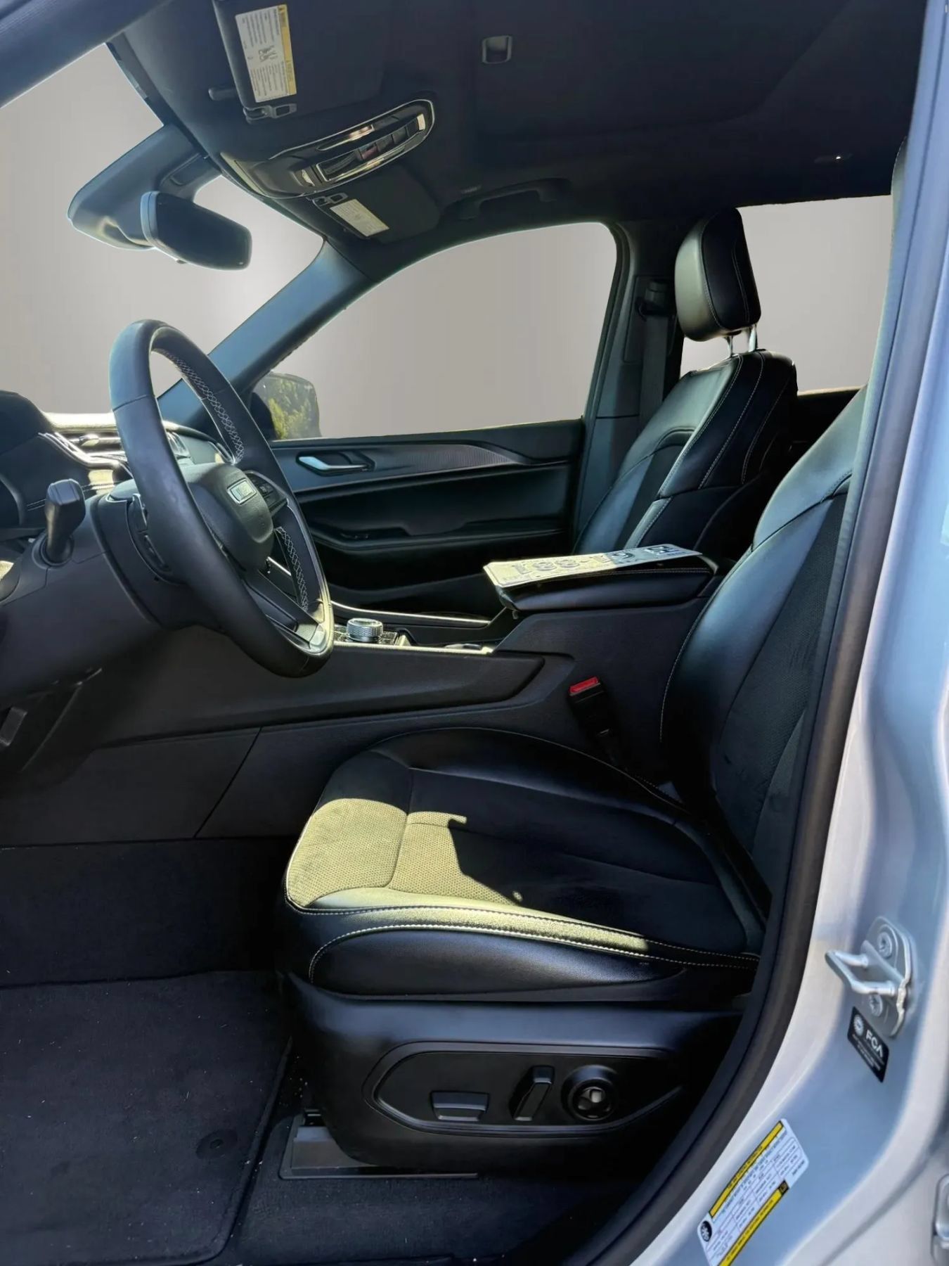 Used 2024 Jeep Grand Cherokee L Altitude AWD/4WD image 18