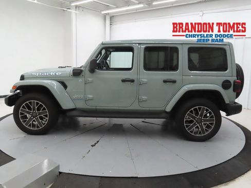 Used 2023 Jeep Wrangler Unlimited Sahara w/ Cold Weather Group AWD/4WD image 6