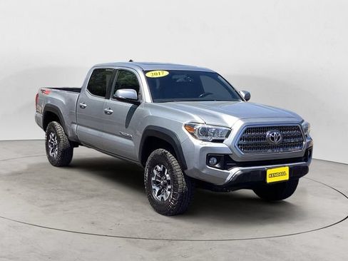 Used 2017 Toyota Tacoma TRD Off-Road AWD/4WD image 3
